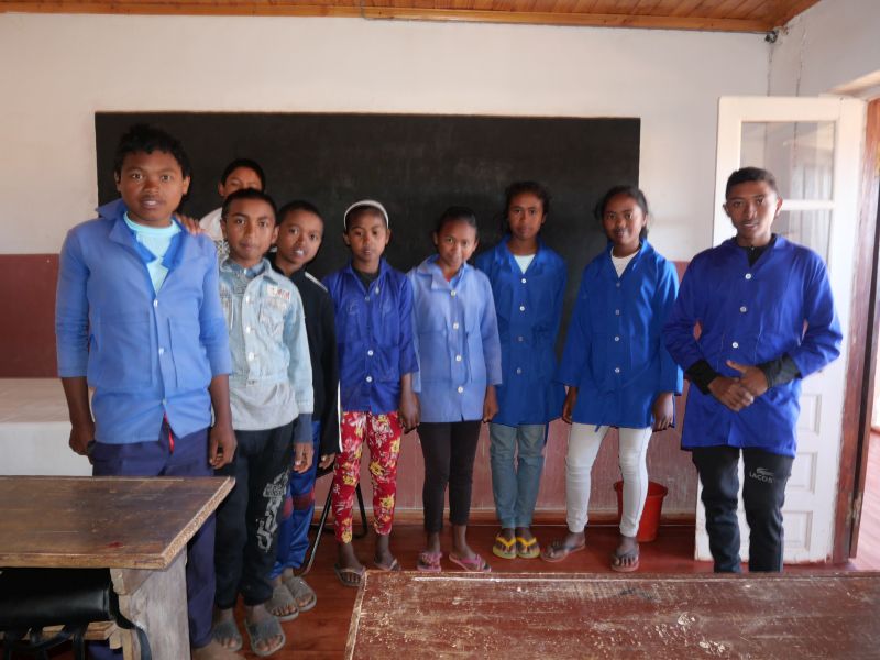 Les élèves de Troisième de Loharanosoa : Bravo pour la réussite de votre BEPC. Made Felana et Mr Patrice